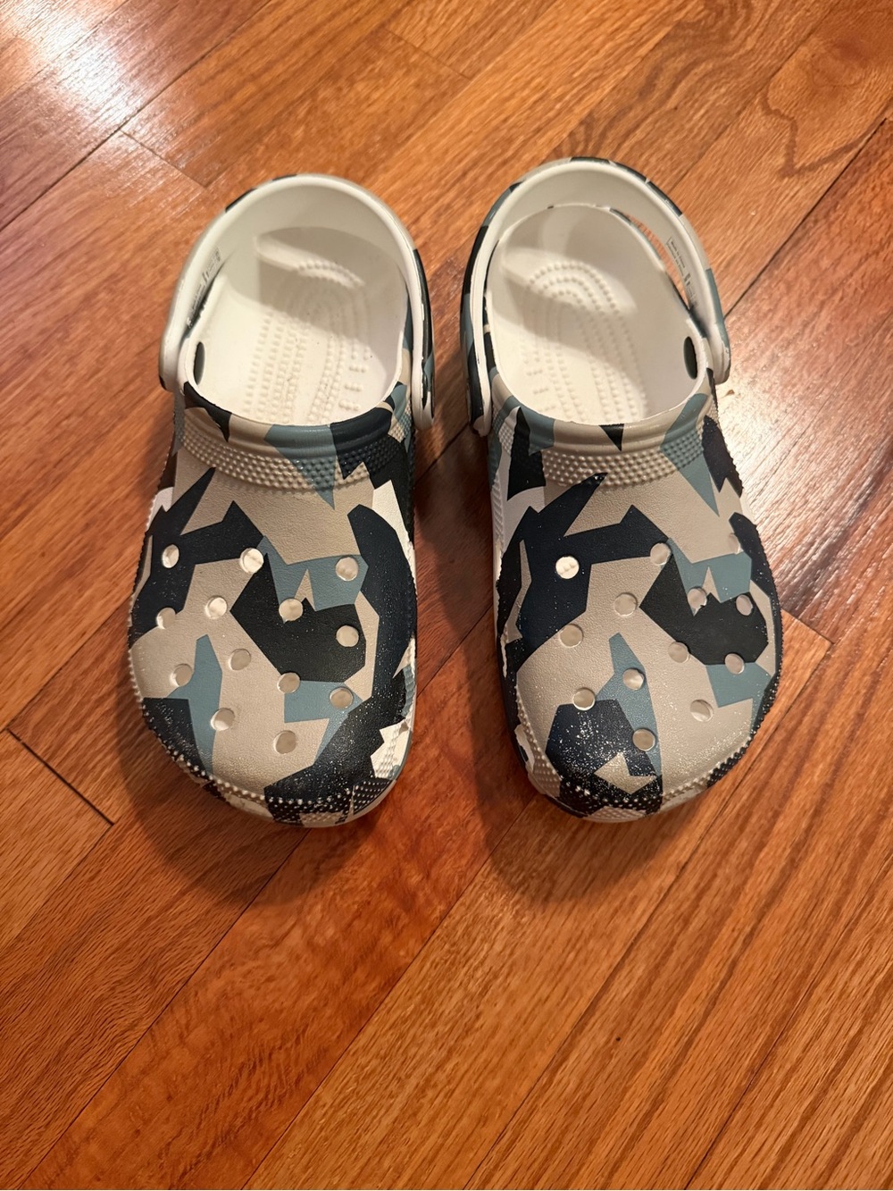 Kids White & Blue Camouflage CROCS Clog Shoes (Size 4 M / 6 W)